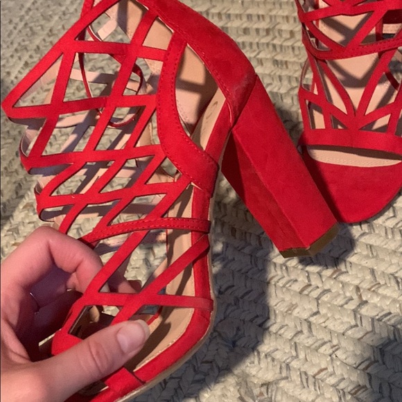 Red geometric design heels - Picture 2 of 2